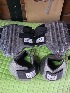 Davis Sparkley Splint  Boots With Matching Bell Boots.